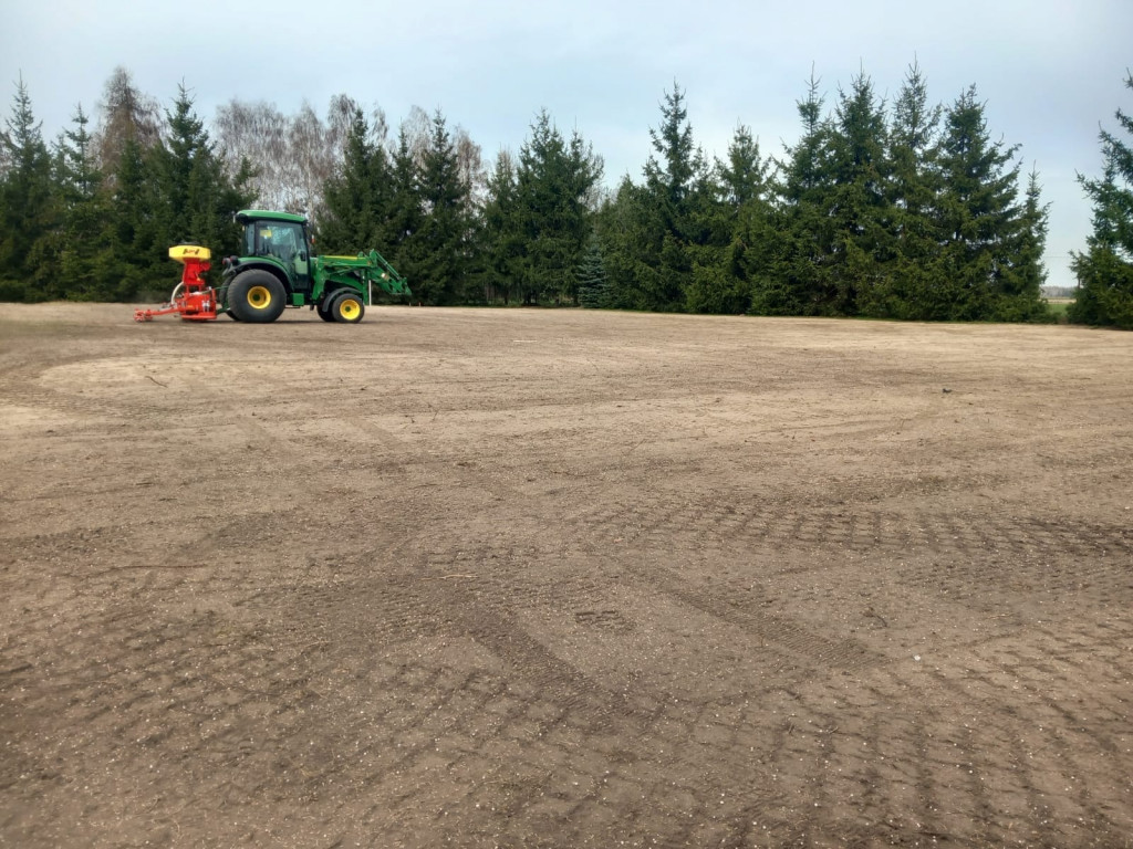 Prace rekultywacyjne na boisku w Domaszewnicy