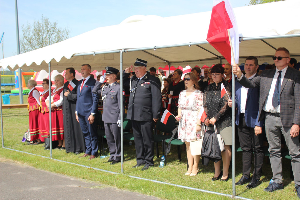 Obchody 3 maja i Dnia Strażaka w Komarówce
