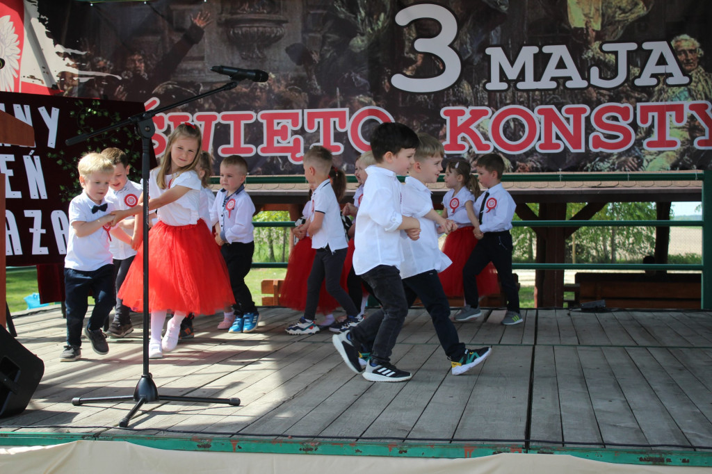 Obchody 3 maja i Dnia Strażaka w Komarówce