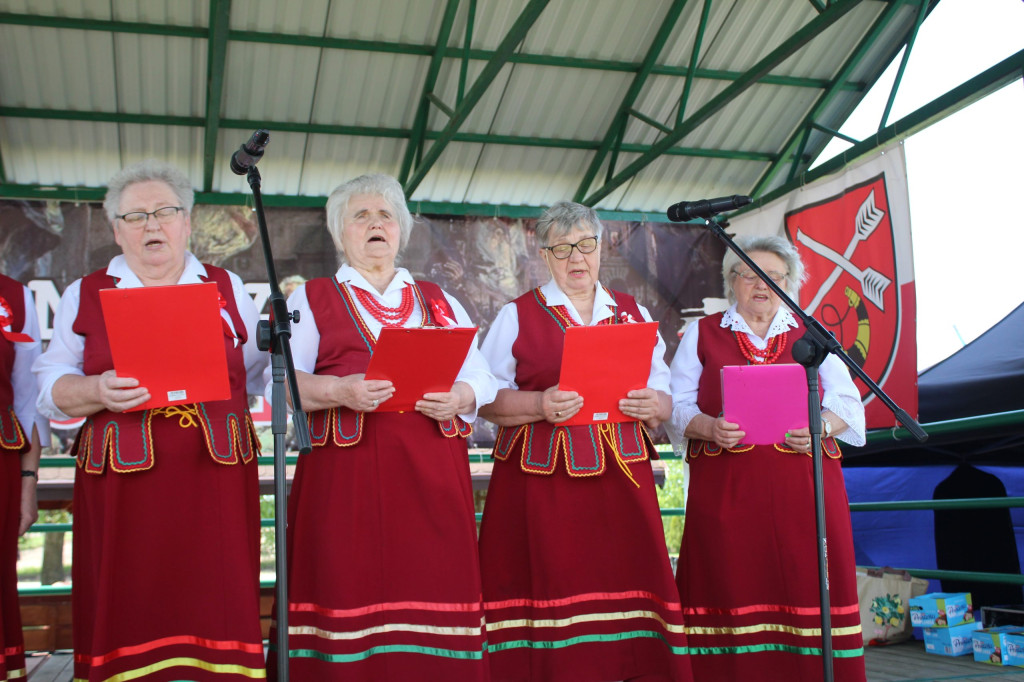 Obchody 3 maja i Dnia Strażaka w Komarówce