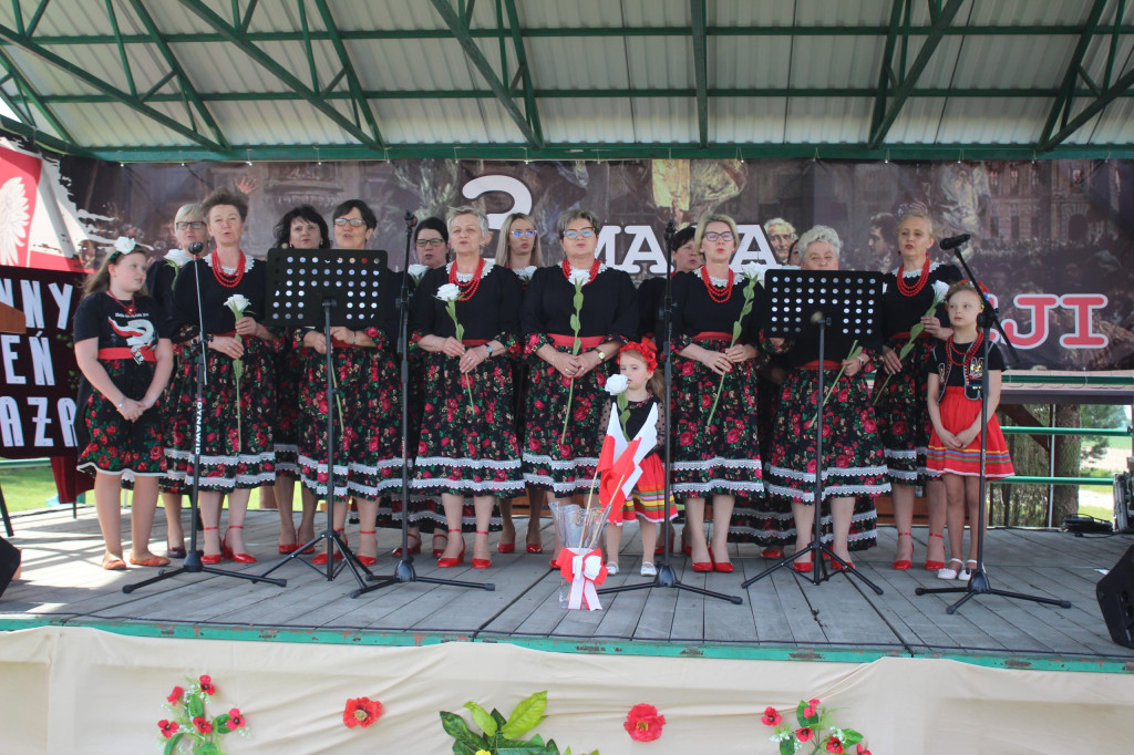 Obchody 3 maja i Dnia Strażaka w Komarówce