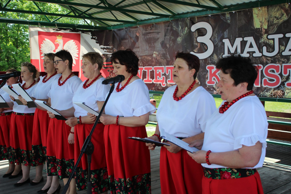 Obchody 3 maja i Dnia Strażaka w Komarówce