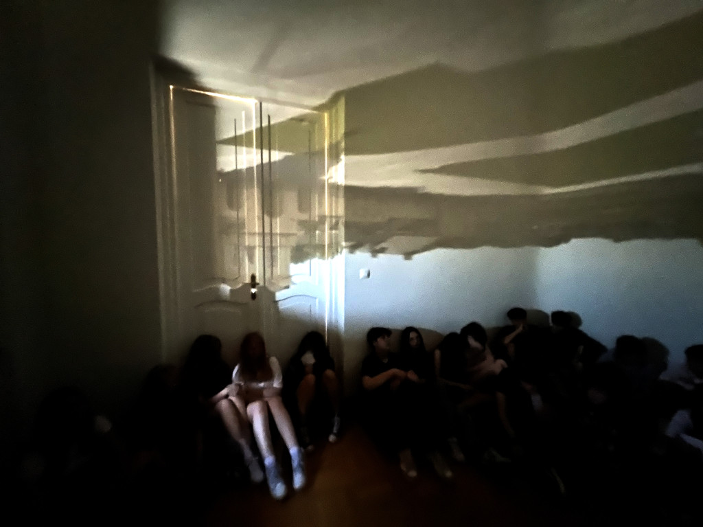 Fotografia otworkowa w pałacowym wnętrzu