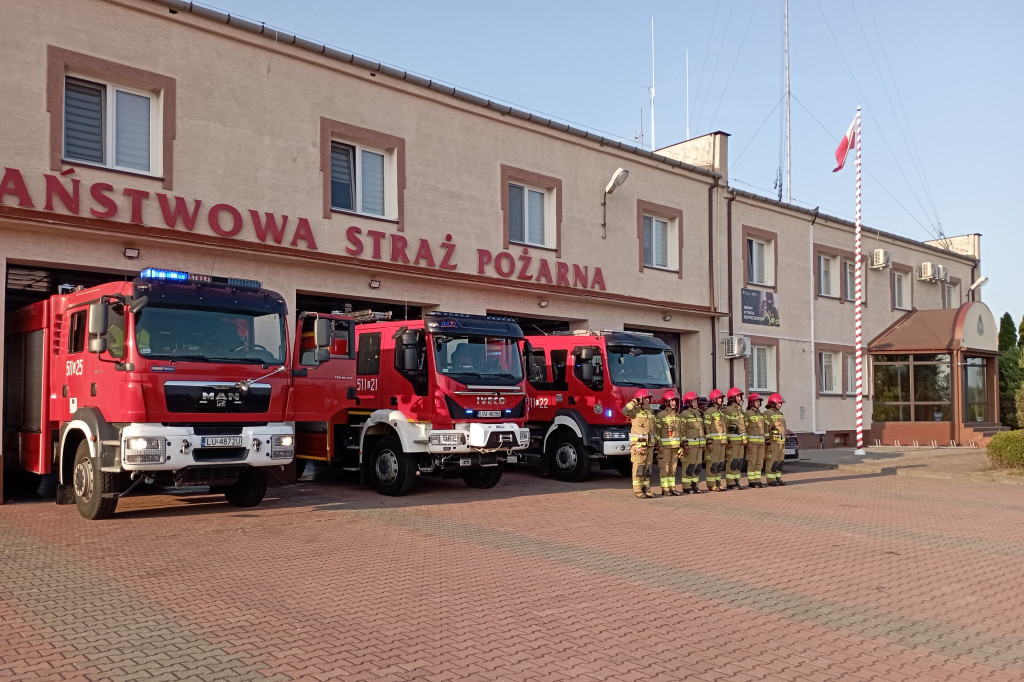 Oddanie hołdu przez strażaków i policjantów