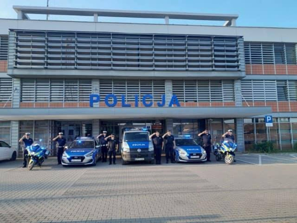 Oddanie hołdu przez strażaków i policjantów