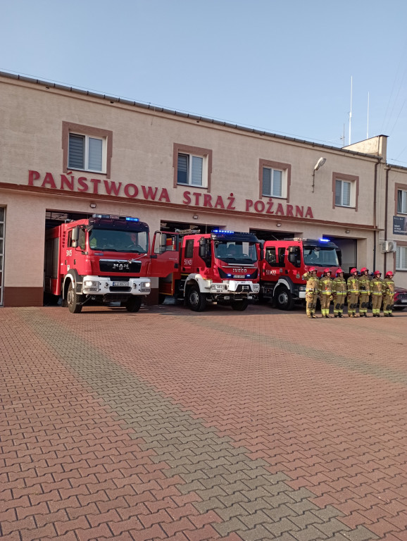 Oddanie hołdu przez strażaków i policjantów