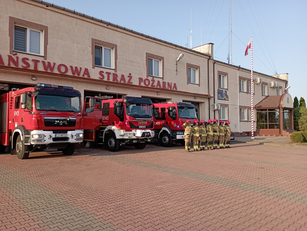 Oddanie hołdu przez strażaków i policjantów