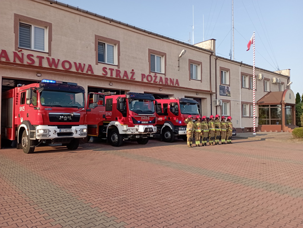 Oddanie hołdu przez strażaków i policjantów