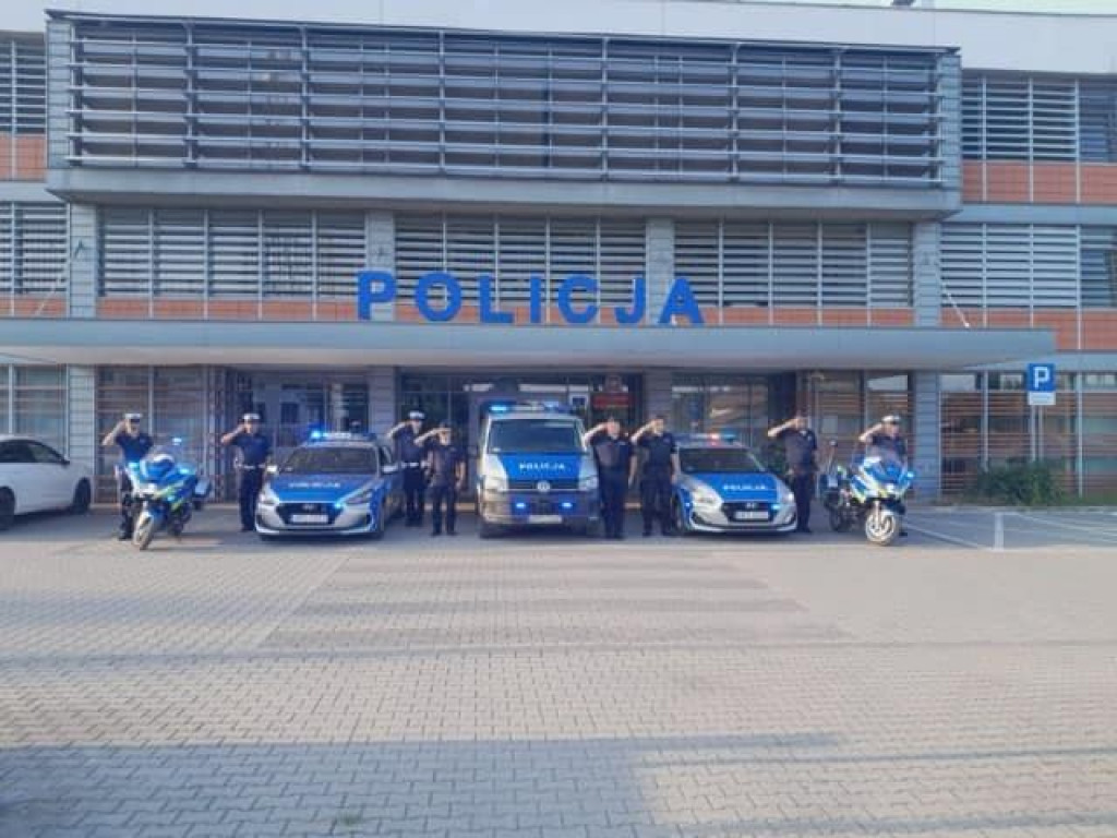 Oddanie hołdu przez strażaków i policjantów