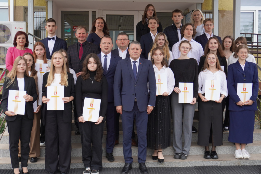 Wręczenie stypendiów uczniom na sesji Rady Powiatu