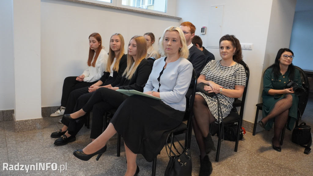 Wręczenie stypendiów uczniom na sesji Rady Powiatu