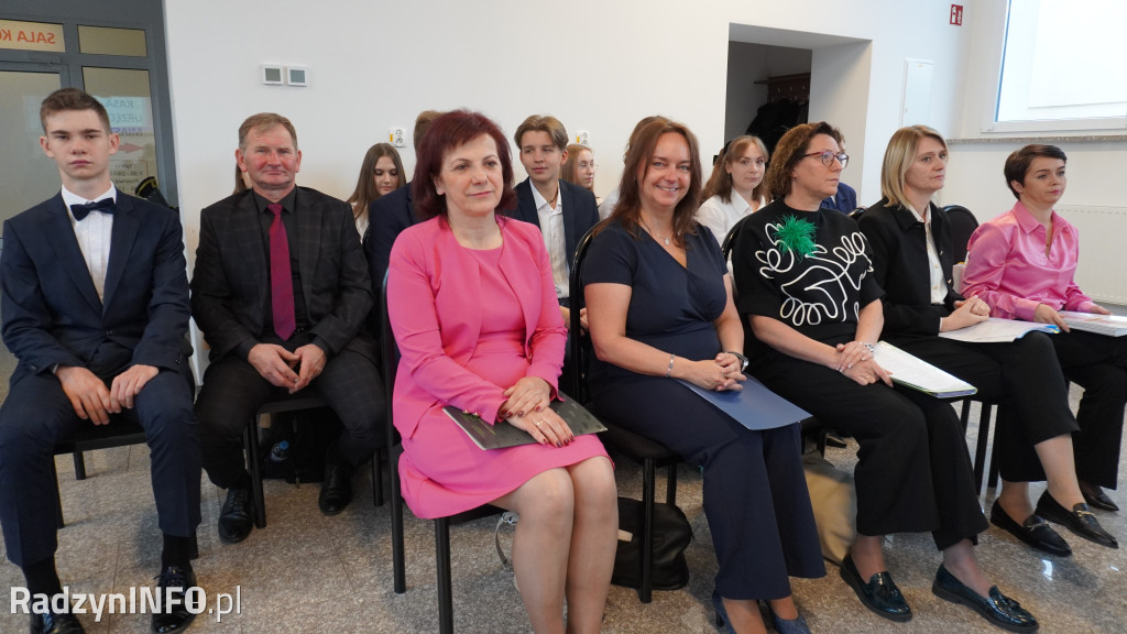 Wręczenie stypendiów uczniom na sesji Rady Powiatu