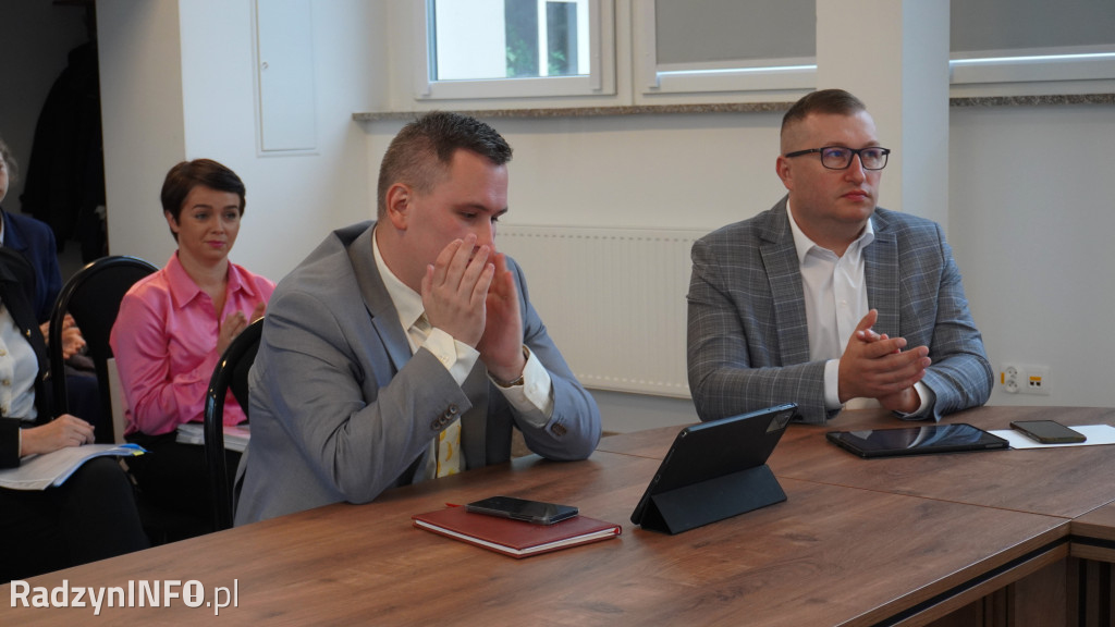 Wręczenie stypendiów uczniom na sesji Rady Powiatu