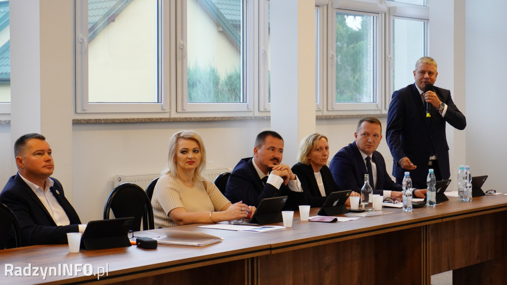 Wręczenie stypendiów uczniom na sesji Rady Powiatu