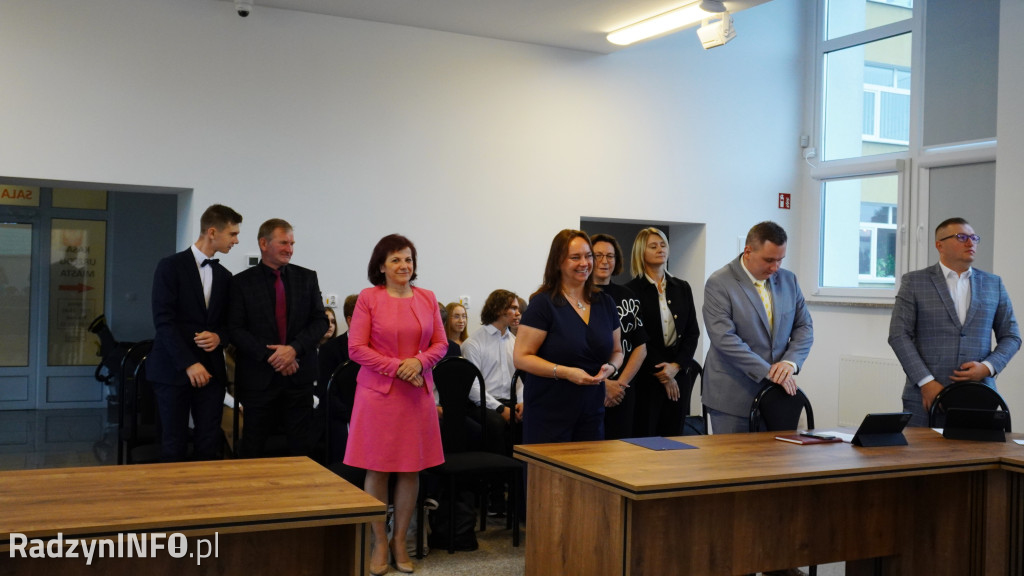 Wręczenie stypendiów uczniom na sesji Rady Powiatu