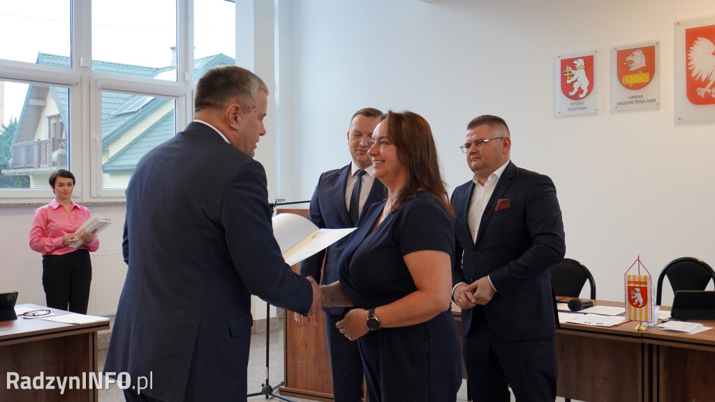 Wręczenie stypendiów uczniom na sesji Rady Powiatu