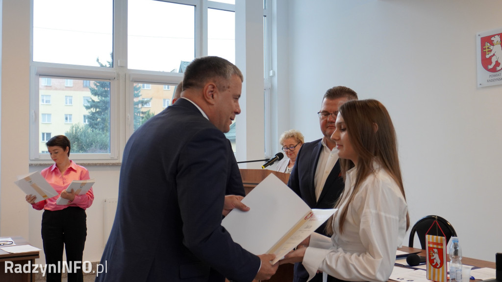 Wręczenie stypendiów uczniom na sesji Rady Powiatu