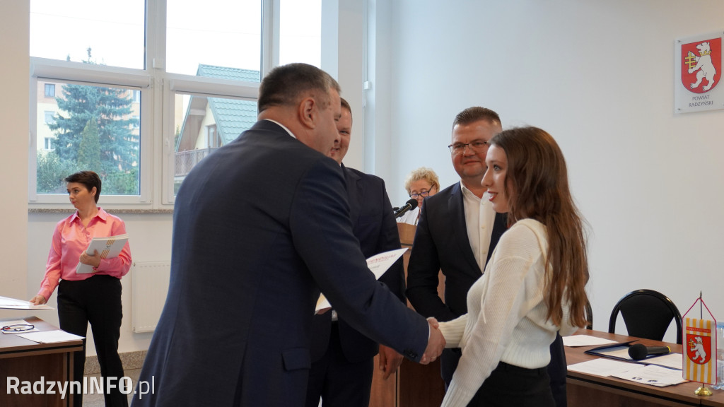 Wręczenie stypendiów uczniom na sesji Rady Powiatu