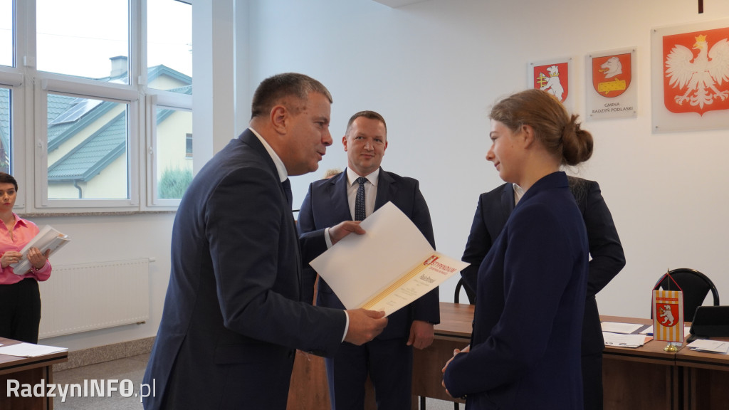 Wręczenie stypendiów uczniom na sesji Rady Powiatu