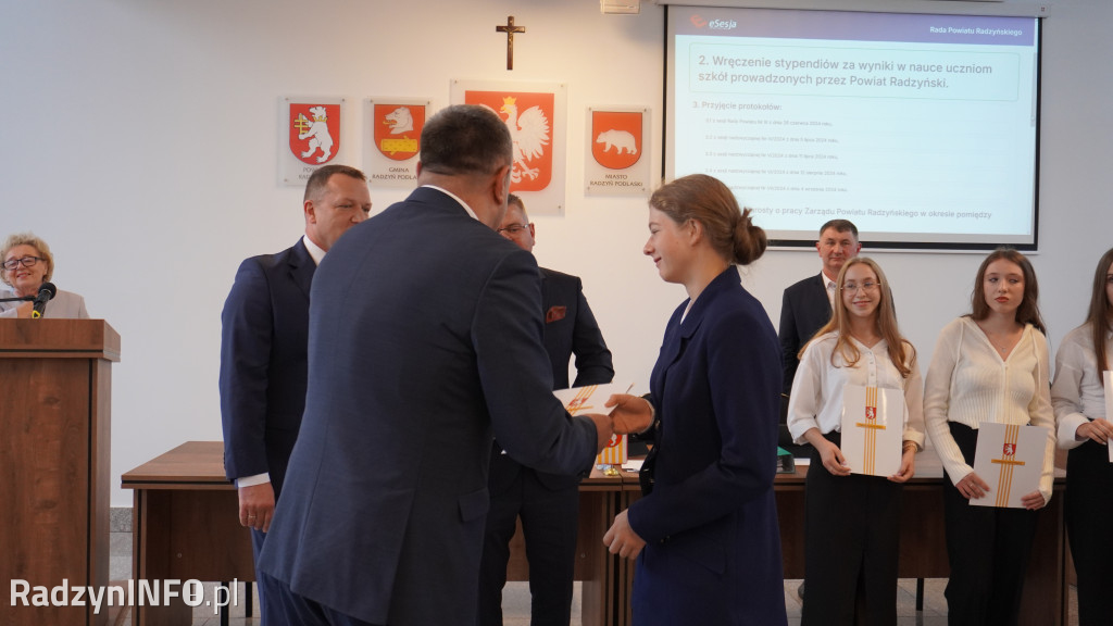 Wręczenie stypendiów uczniom na sesji Rady Powiatu