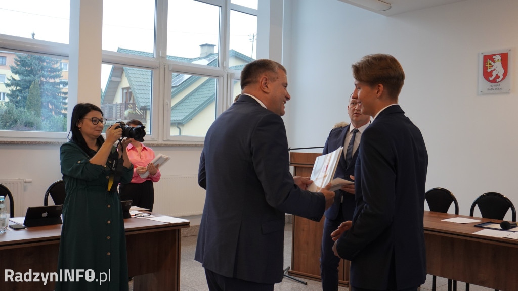 Wręczenie stypendiów uczniom na sesji Rady Powiatu