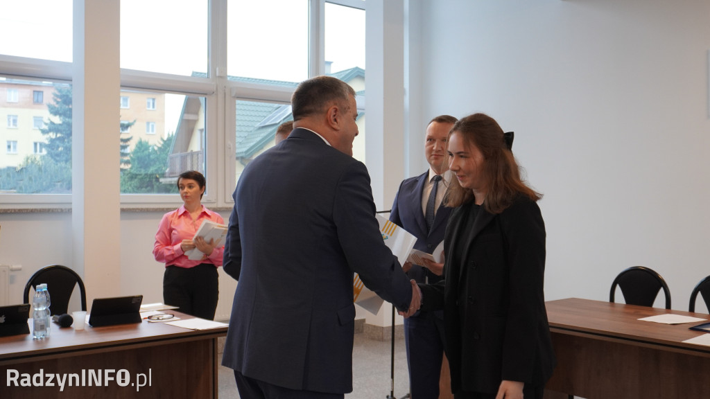 Wręczenie stypendiów uczniom na sesji Rady Powiatu