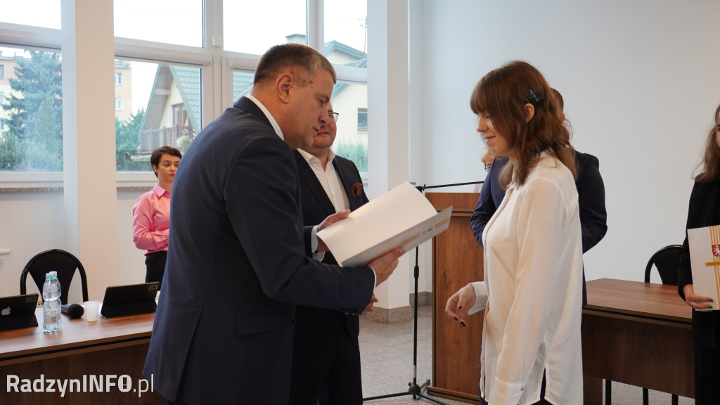 Wręczenie stypendiów uczniom na sesji Rady Powiatu