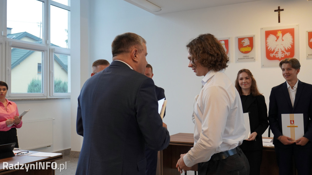 Wręczenie stypendiów uczniom na sesji Rady Powiatu