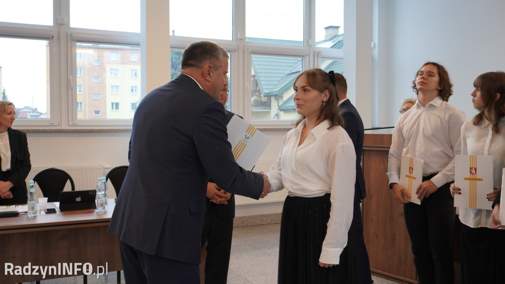 Wręczenie stypendiów uczniom na sesji Rady Powiatu
