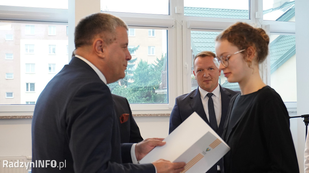 Wręczenie stypendiów uczniom na sesji Rady Powiatu