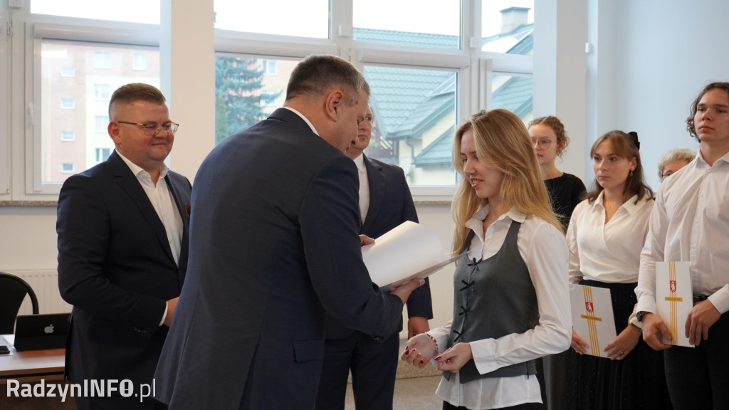 Wręczenie stypendiów uczniom na sesji Rady Powiatu