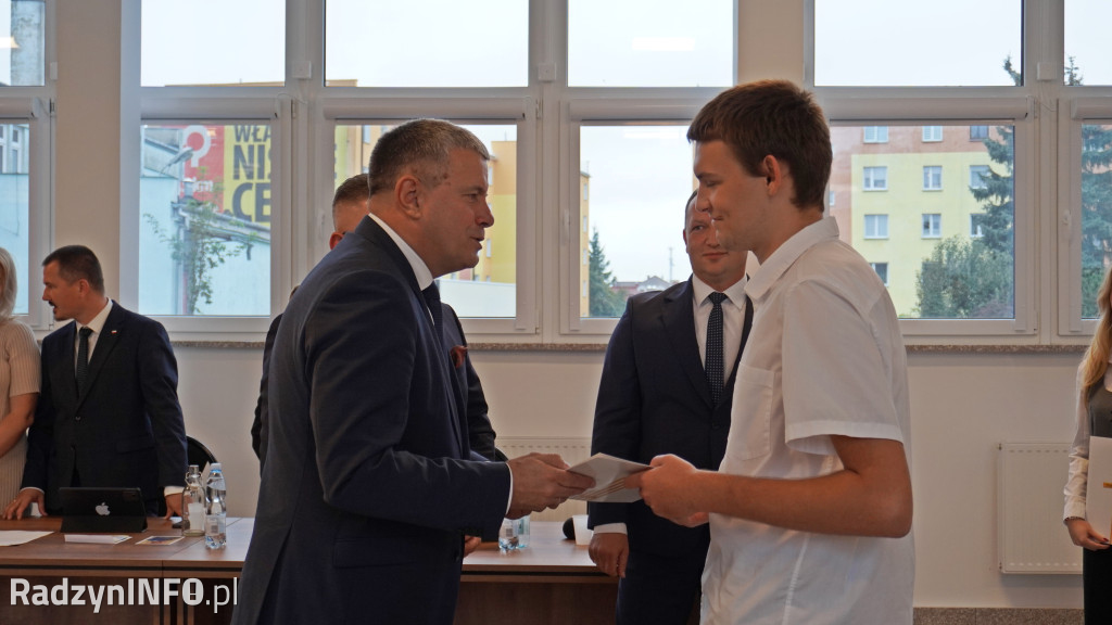 Wręczenie stypendiów uczniom na sesji Rady Powiatu
