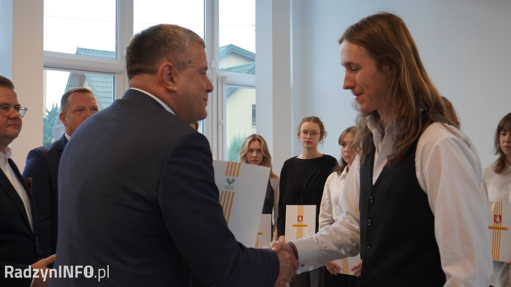 Wręczenie stypendiów uczniom na sesji Rady Powiatu