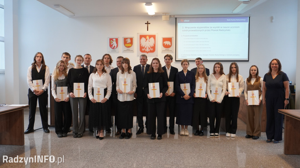 Wręczenie stypendiów uczniom na sesji Rady Powiatu