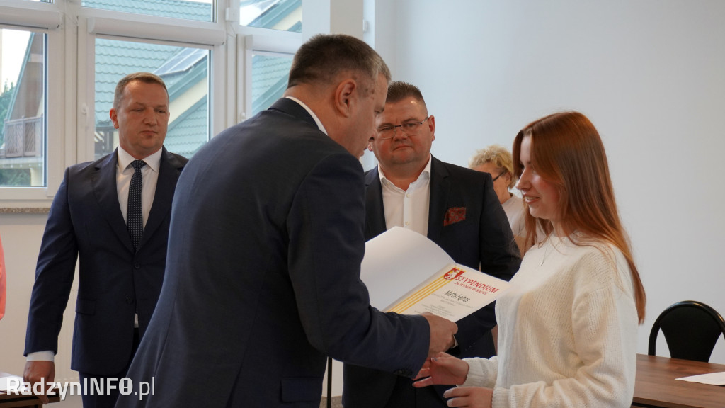 Wręczenie stypendiów uczniom na sesji Rady Powiatu