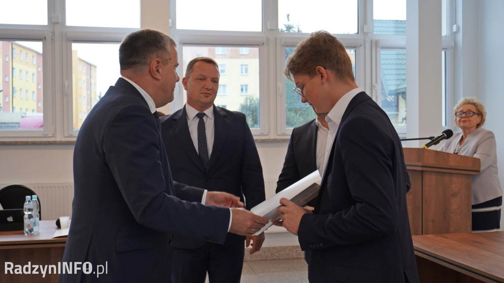 Wręczenie stypendiów uczniom na sesji Rady Powiatu