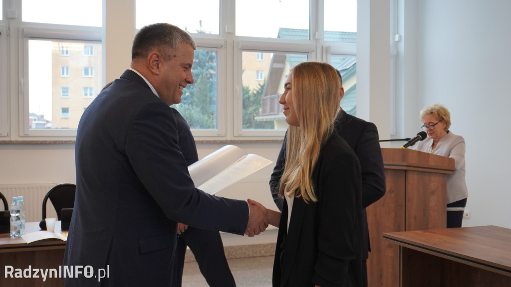 Wręczenie stypendiów uczniom na sesji Rady Powiatu