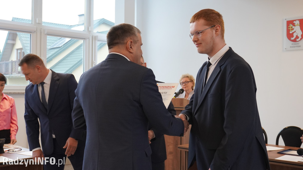 Wręczenie stypendiów uczniom na sesji Rady Powiatu