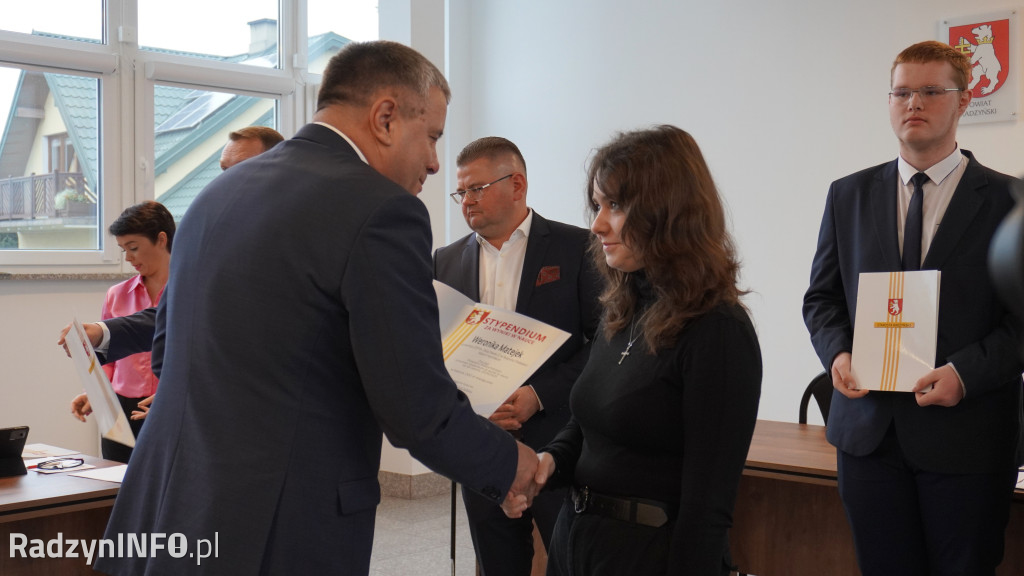 Wręczenie stypendiów uczniom na sesji Rady Powiatu