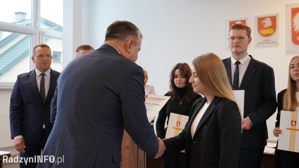 Wręczenie stypendiów uczniom na sesji Rady Powiatu