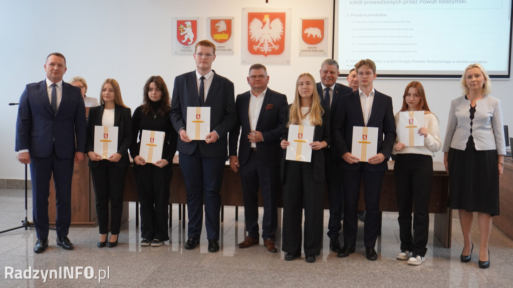 Wręczenie stypendiów uczniom na sesji Rady Powiatu