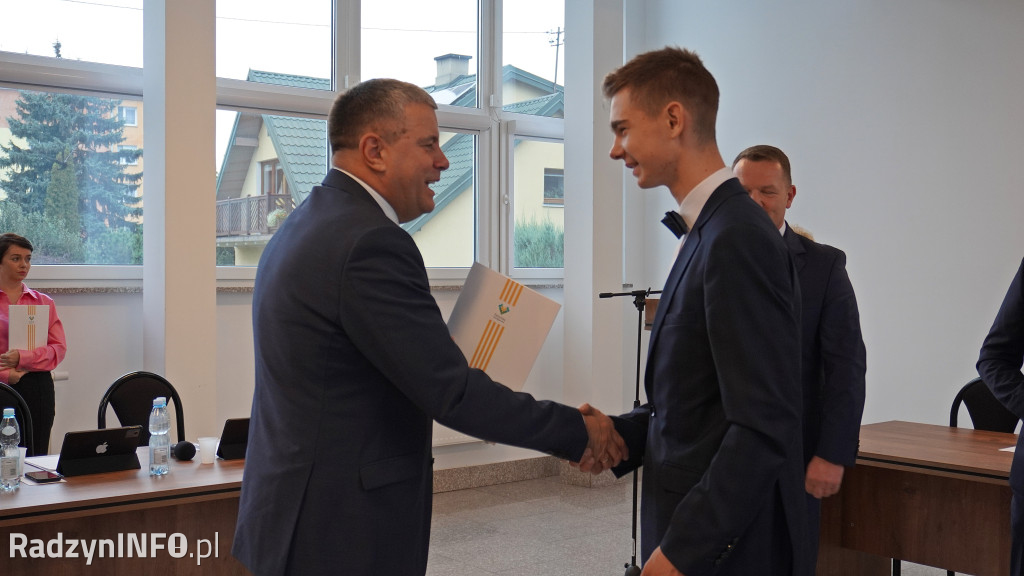 Wręczenie stypendiów uczniom na sesji Rady Powiatu