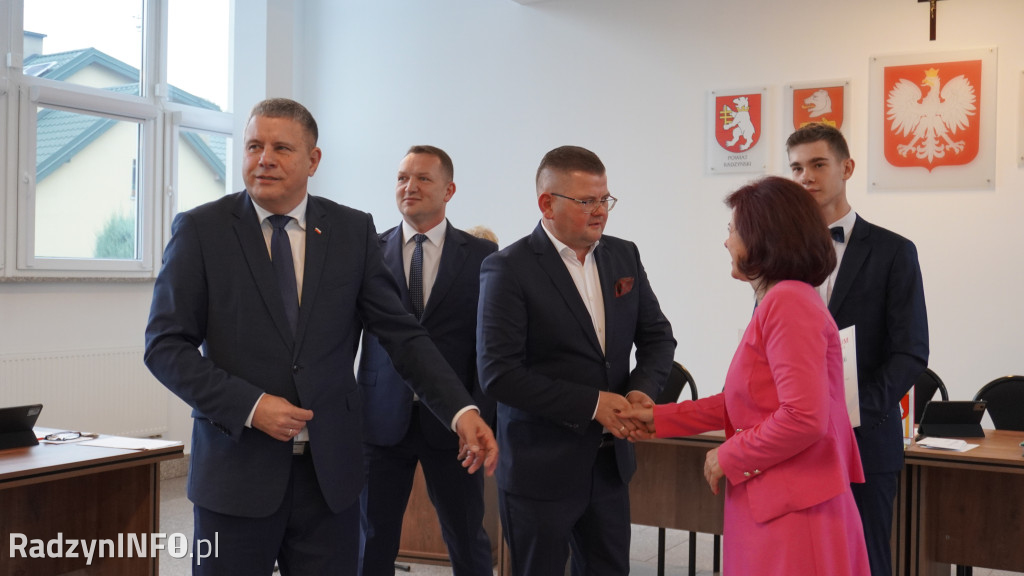 Wręczenie stypendiów uczniom na sesji Rady Powiatu