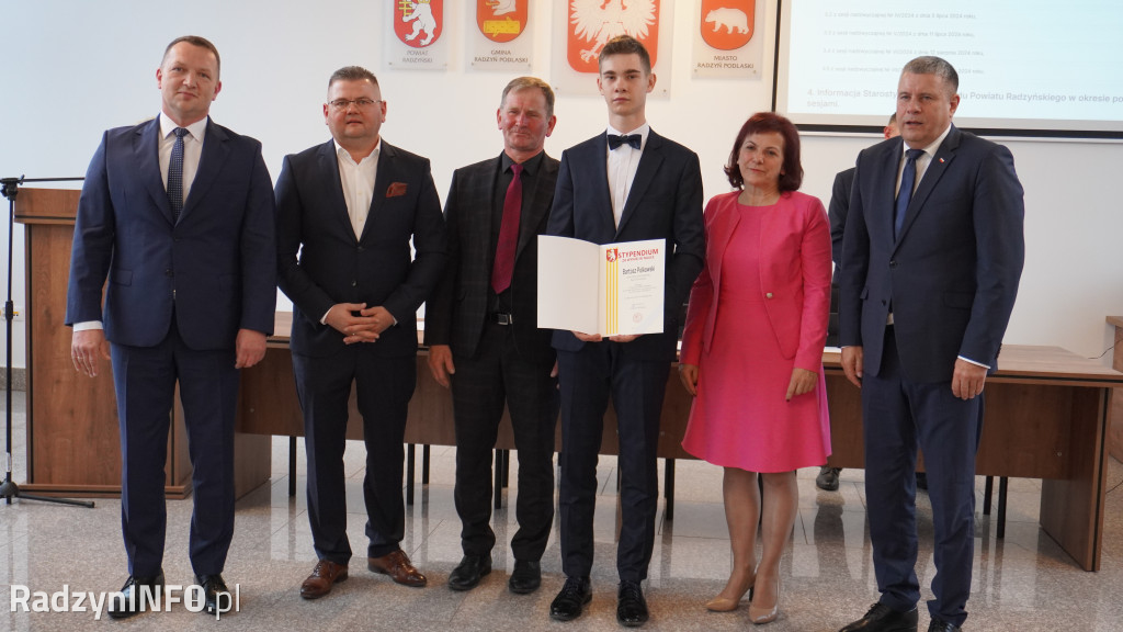 Wręczenie stypendiów uczniom na sesji Rady Powiatu