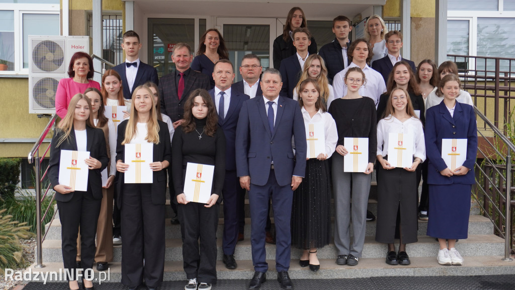 Wręczenie stypendiów uczniom na sesji Rady Powiatu