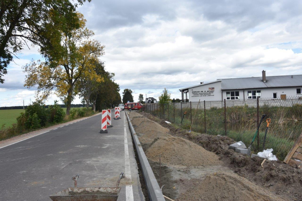 Prace przy skrzyżowaniu dróg w Zbulitowie Dużym
