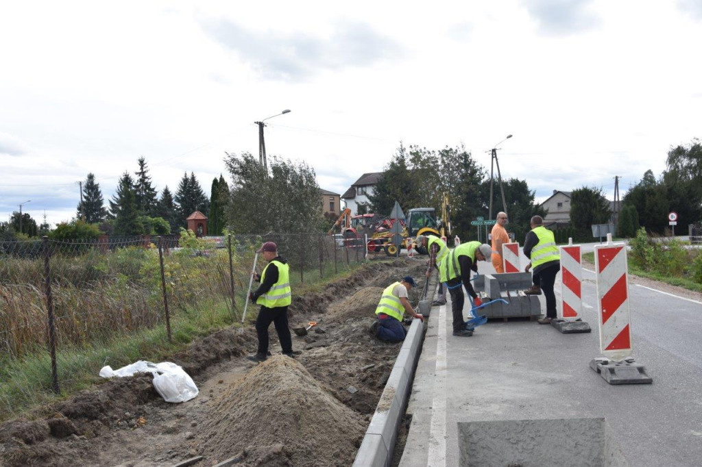 Prace przy skrzyżowaniu dróg w Zbulitowie Dużym