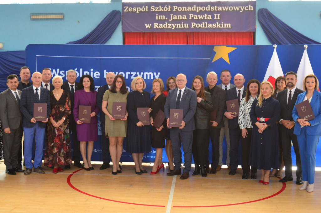 Wręczanie umów na finansowanie szkół zawodowych