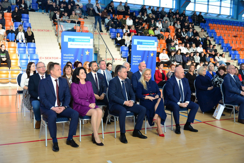 Wręczanie umów na finansowanie szkół zawodowych