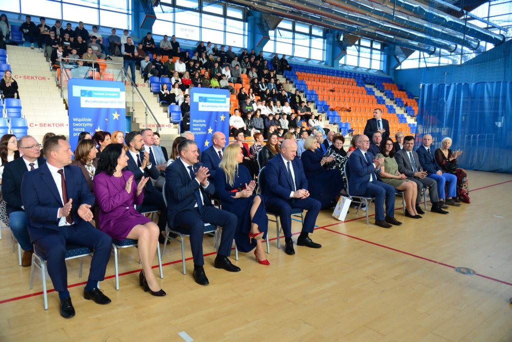 Wręczanie umów na finansowanie szkół zawodowych